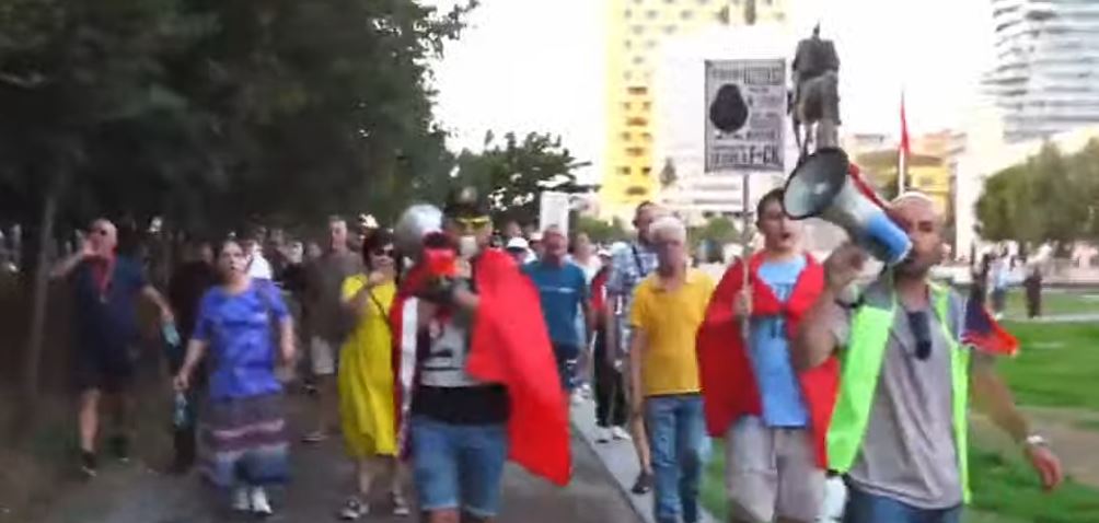 Protesta e 65 kundër qeverisë! Nis marshimi i qytetarëve nga sheshi “Skënderbej” drejt Kryeministrisë, shqiptarët kërkojnë largimin e Ramës