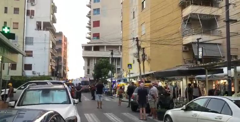 Zjarri në pallatin në Golem/ 6 persona transportohen në spital, probleme me frymëmarrjen si pasojë e tymit