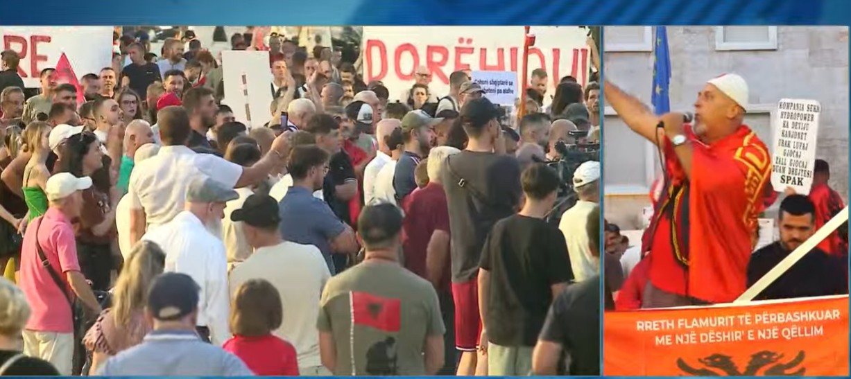 “Të bashkohemi për ta çuar Ramën para drejtësisë”, thirrja e qytetarit nga protesta para Kryeministrisë: Zgjohuni, shqiptarë, t’i fusim hajdutët në burg!