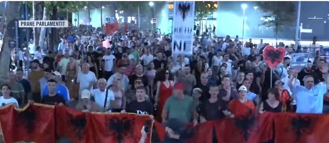 Asgjë s’e ndal revoltën, protesta antiqeveritare në ditën e 65-të. Qytetarët te Parlamenti: Ndryshim sistemi, Shqipëria e rinisë!