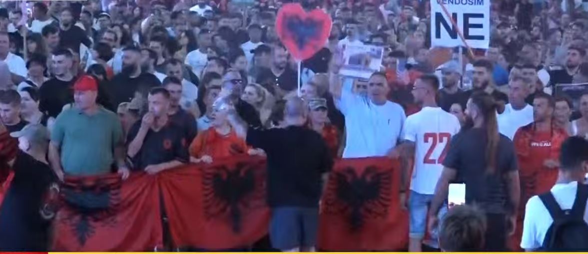 “Ju erdhi fundi”/ Revolta e 65 kundër qeverisë, qytetarët marshim-protestë në rrugët e Tiranës: Shqipëria kërkon revolucion! Arrestoni Ramën