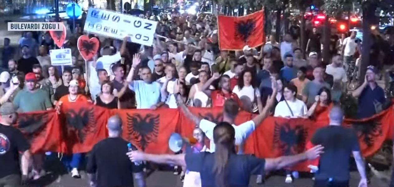 “Poshtë patronazhistët”/ Qytetarët në revoltë kundër klasës politikë, marshimi në rrugët e kryeqytetit, jehon thirrja: Rama jepe dorëheqjen