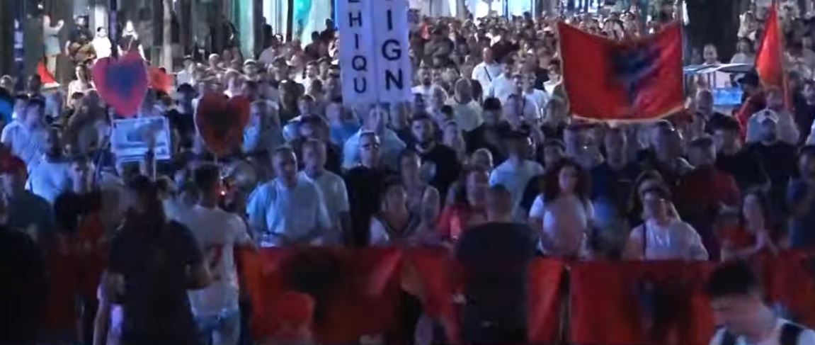 “Rezistencë, qëndrueshmëri, qytetari”/ Mbyllet protesta e 65 kundër Ramës! Shqiptarët të vendosur, revoltë deri në largimin e kryeministrit: Nesër më shumë