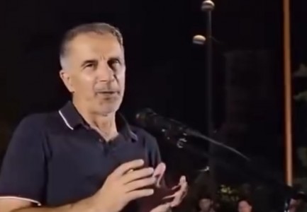 “Të gjithë punonjësit e bashkisë janë me ju” / Kryebashkiaku socialist i Divjakës rebelohet kundër qeverisë, del në protestë kundër shkrirjes së bashkisë! Qytetarët: Ta bëjmë si Poliçani