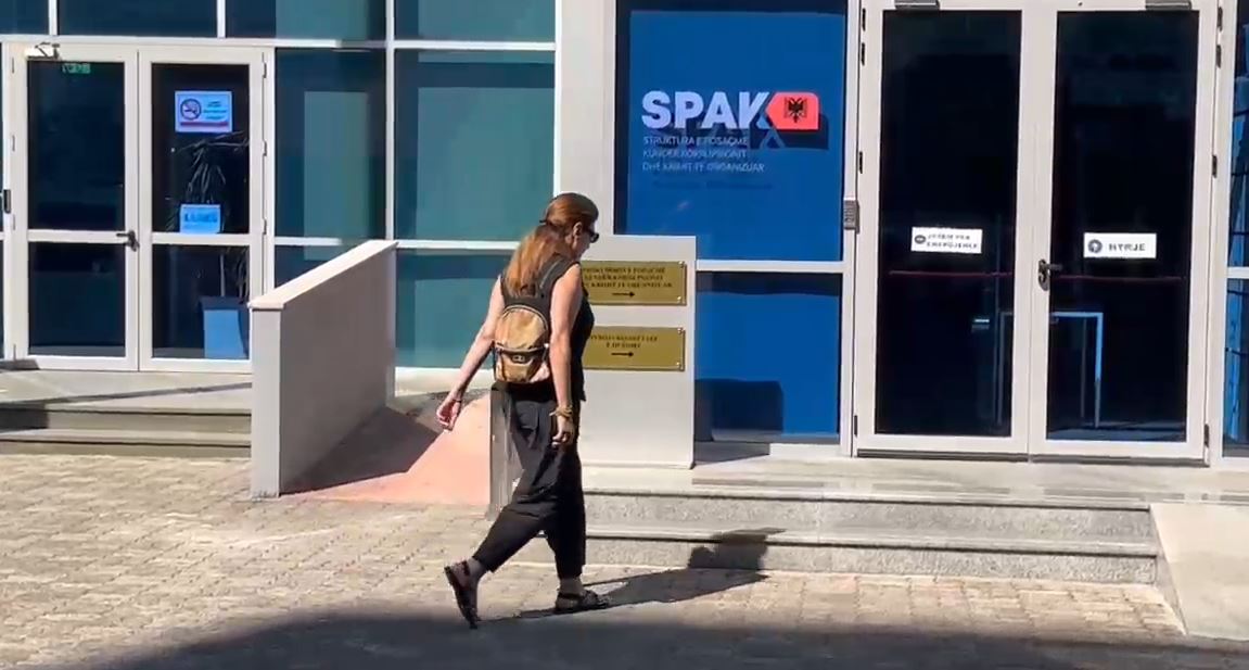 Skandali i tenderave te AKSHI, ish-drejtoresha Mirlinda Karçanaj paraqitet në SPAK