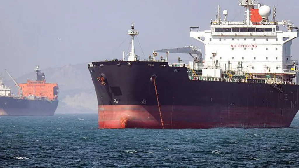 BBC: Nafta bie nën 80 dollarë pas sinjaleve për përparim në bisedimet SHBA-Iran mbi Ngushticën e Hormuzit
