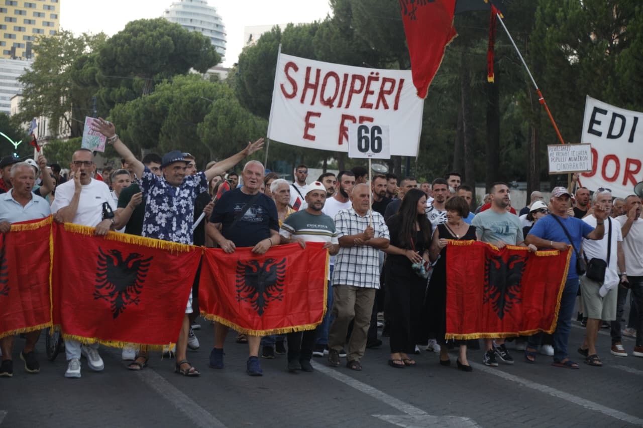 “Revolucion! Opozitë e shitur!”, nis marshimi drejt Kryeministrisë, protestuesit: Rama, jepe dorëheqjen!