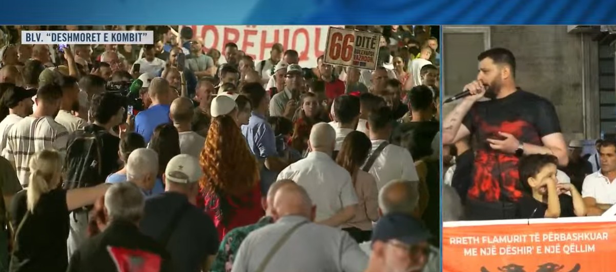 “8.5 mln eurot e check-up-it Beqaj i bëri ketchup, por u la i lirë. Vëllai ynë në ‘arrest shtëpie’ për 1 vezë”, ironizon protesutesi: Veliaj u bë me djalë, Belinda në tentativa shtatzënie
