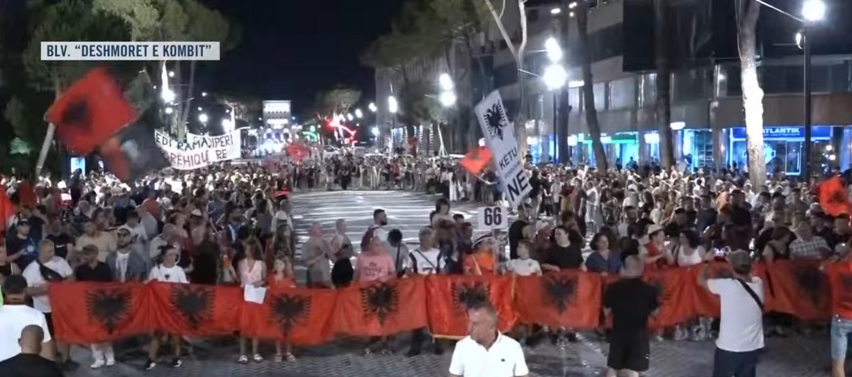 “Nesër më shumë!” Mbyllen fjalimet para Kryeministrisë, protestuesit nisin marshimin në Bulevard