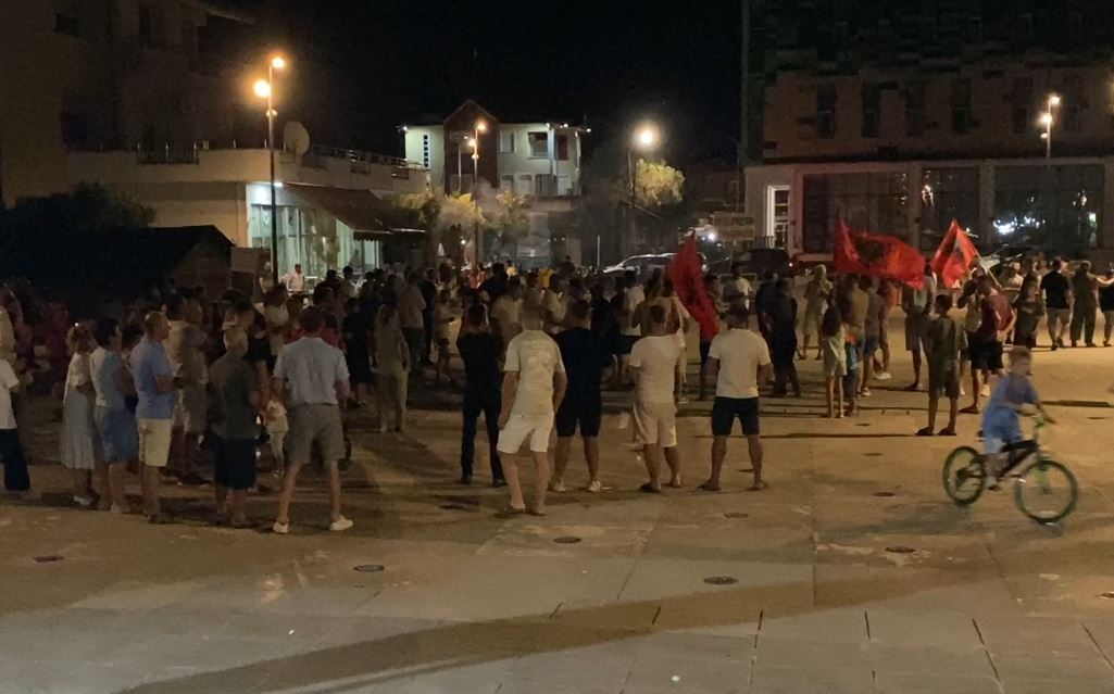 Banorët e Divjakës në protestë për të pestën ditë/ Kërkohet anulimi i projektit të mazhorancës për shkrirjen e 15 bashkive