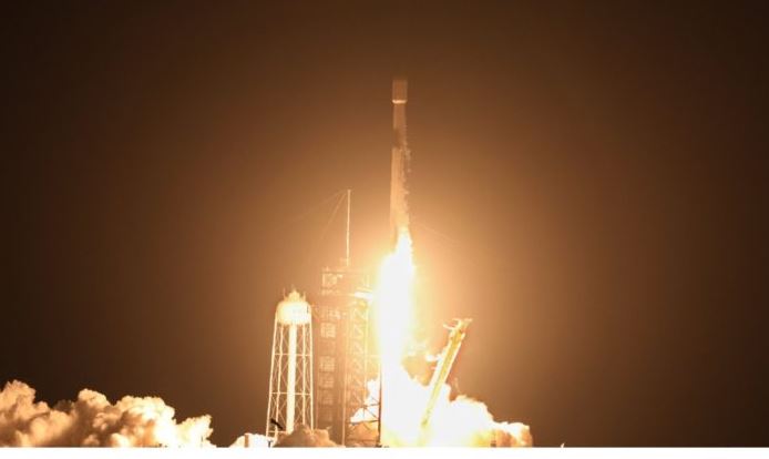 Përplaset në Hënë një pjesë e raketës “Falcon 9” pas devijimit nga trajektorja/ Lë një krater 27 metra të thellë