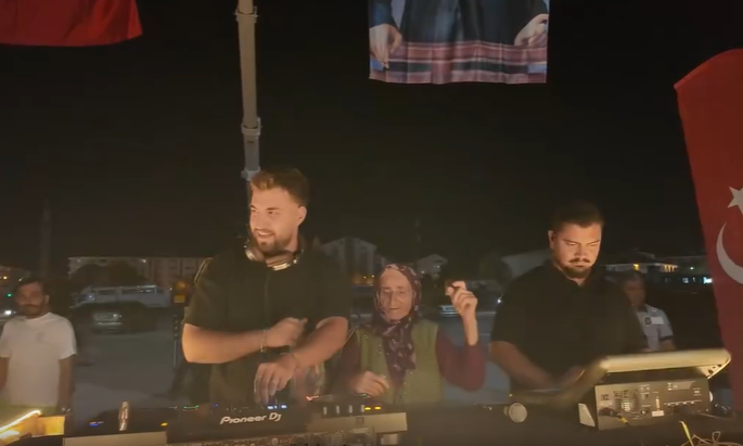 78-vjeçarja “vjedh” shfaqjen në koncert, kërcimi i saj me DJ-n bëhet viral në Turqi
