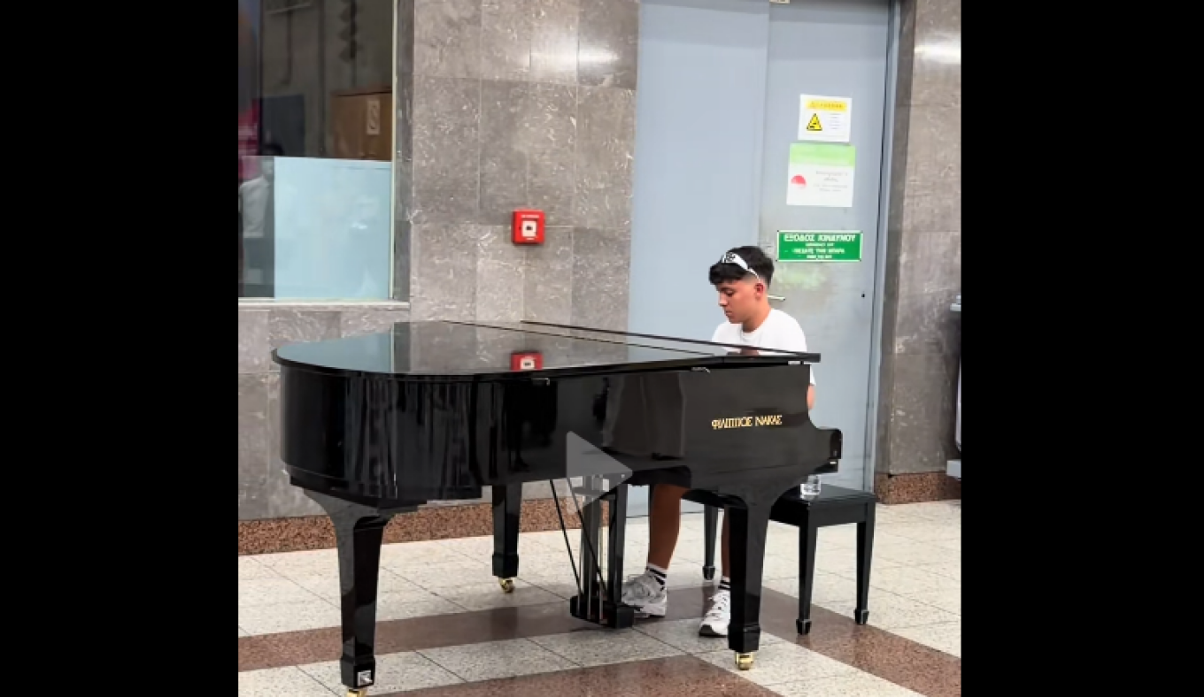 Moment prekës në metronë e Athinës! Djali luan këngën e Giorgos Mazonakis në piano, pamjet bëhen virale (VIDEO)