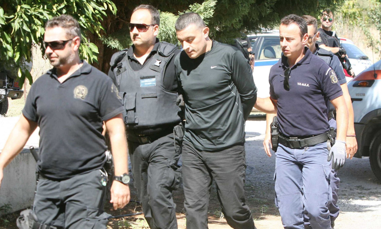 Nga arratisjet spektakolare te dënimet me burg të përjetshëm, absurdi se si përfitoi 16 leje për të dalë nga qelia Alket Rizai. Si u kthye sërish në qendër të skandalit ‘makthi i Greqisë’