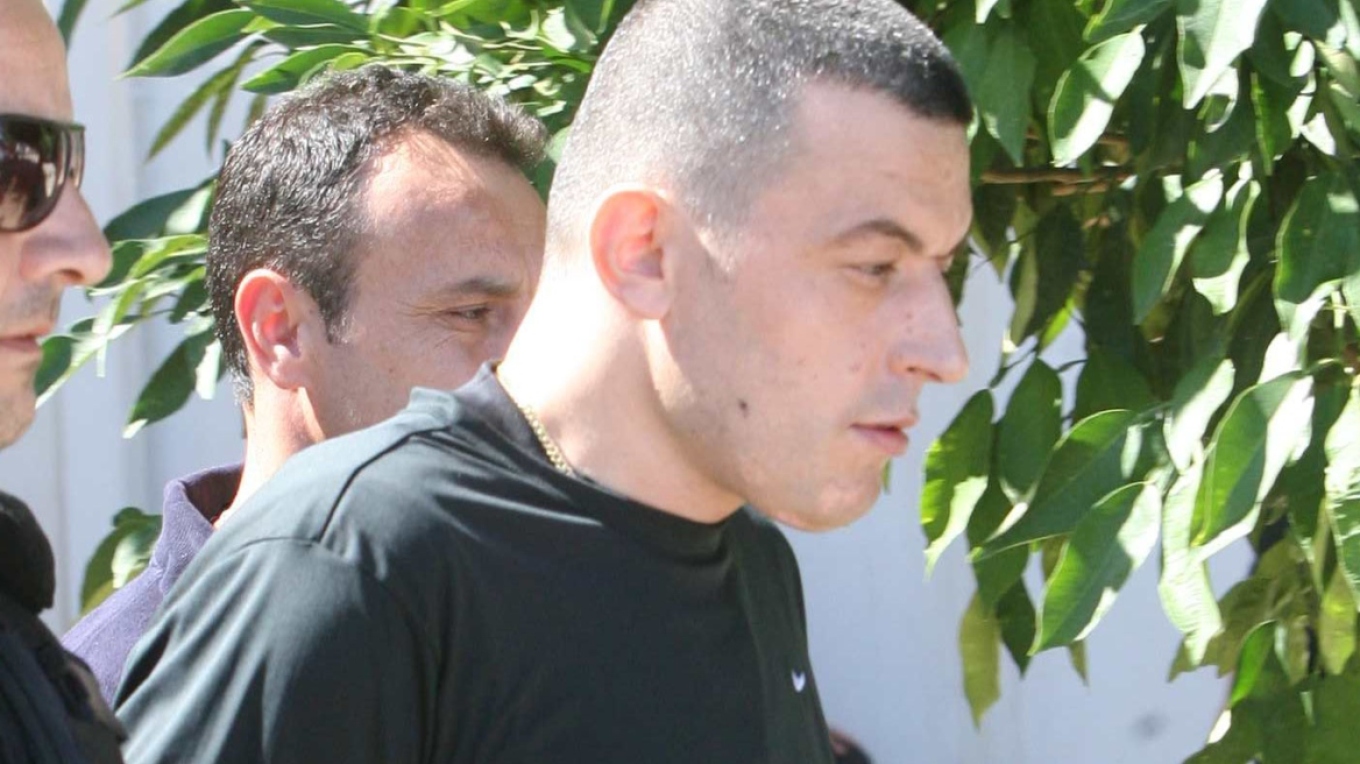 Në arrati pasi theu lejen dhe s’u kthye më në burg, policia greke në kërkim të gjurmëve të Alket Rizait