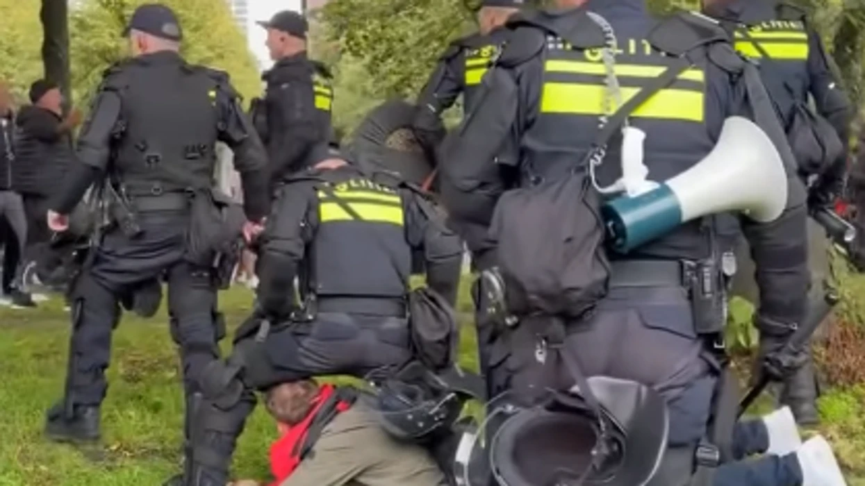 Dënimi i ish-krerëve të UÇK/ Në Hagë përshkallëzohen tensionet, protestuesit përleshen me policinë. Disa të arrestuar
