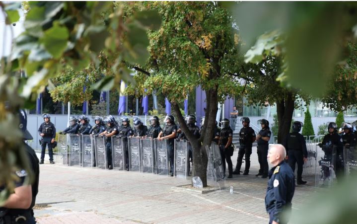 LAJM/ Protestuesit thyejnë xhamat e ndërtesës së Qeverisë së Kosovës pas vendimit ndaj ish-eprorëve të UÇK-së