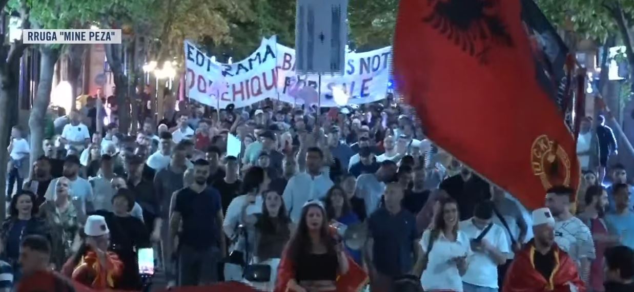 “Nuk jeni vetëm”, protestuesit zbarkojnë te Blloku i Sigurisë ku mbahen qytetarët e ndaluar: Arrestoni Ramën, lironi shqipet
