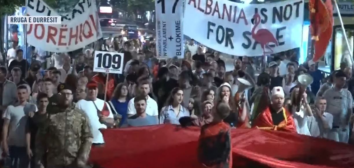 Pas thirrjeve për lirimin e protestuesve të ndaluar te Blloku i Sigurisë, qytetarët marshojnë drejt bustit të Adem Jasharit në mbështetje të Çlirimtarëve: Liria ka emër