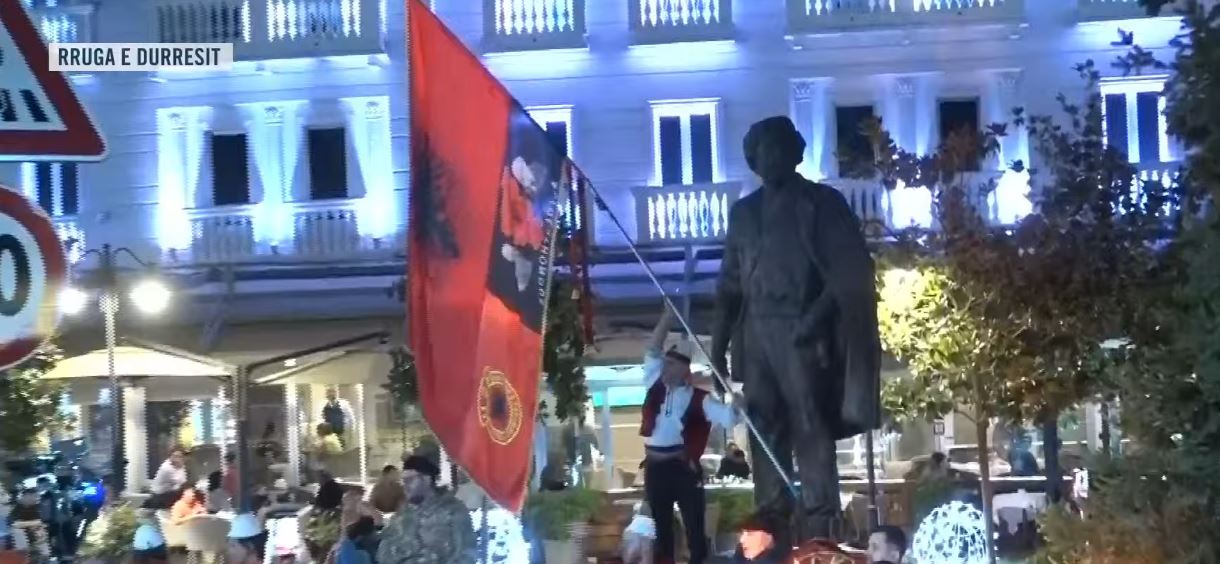 “Marshim për UÇK-në, Shqipërinë e lirë dhe lirimin e qytetarëve”, protesta e 109 kundër Ramës mbyllet te busti i Adem Jasharit: Nesër më shumë. Thirrje për revoltë te Kuvendi në 10:00